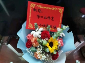 長(zhǎng)沙順新電梯有限公司與公益組織“長(zhǎng)沙縣愛的擺渡人義工發(fā)展中心在三八婦女節(jié)慰問失獨(dú)老人，贈(zèng)送鮮花